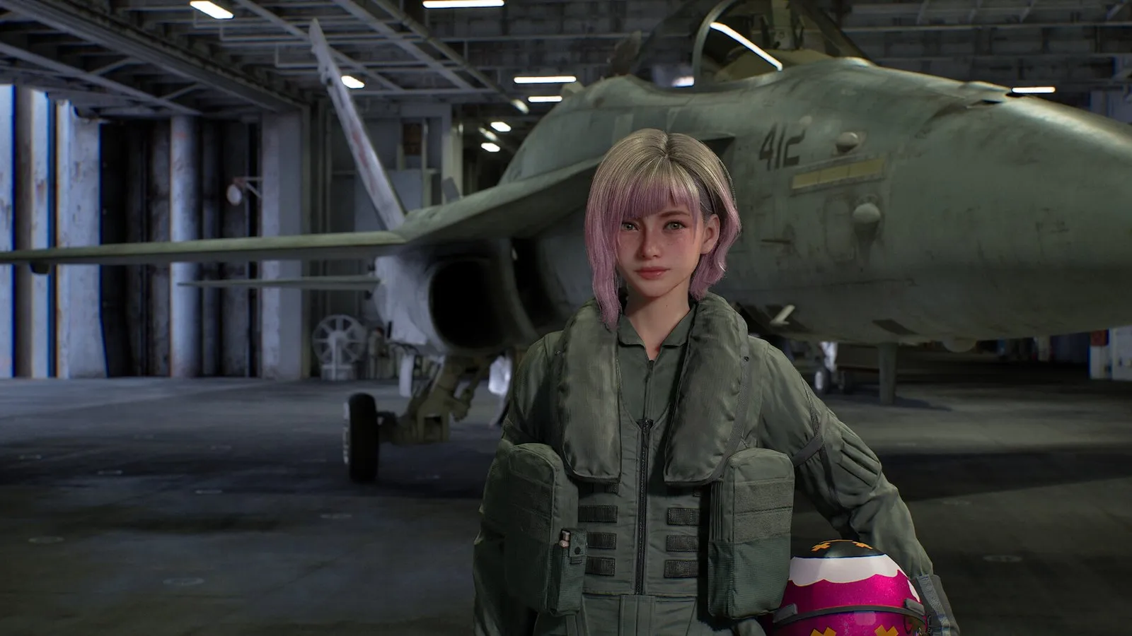 Una piloto de pelo rubio con traje de vuelo en el hangar junto a su caza en ACE COMBAT 8: Wings of Theve