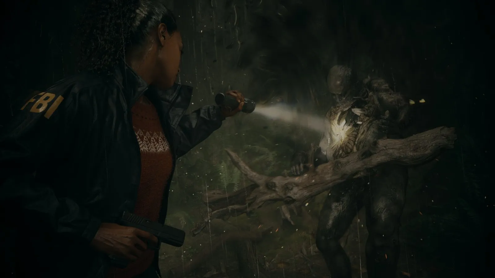 Saga Anderson apunta con la linterna a un enemigo sombrío en el bosque en Alan Wake 2