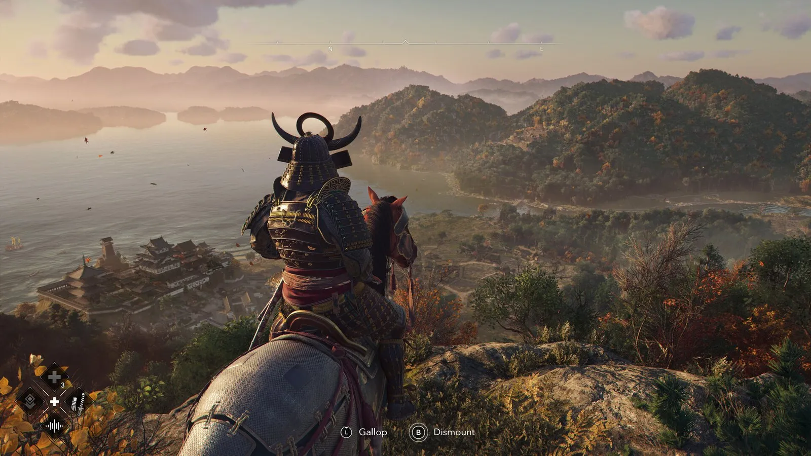 Yasuke a caballo contempla un valle japonés al atardecer en Assassin's Creed Shadows