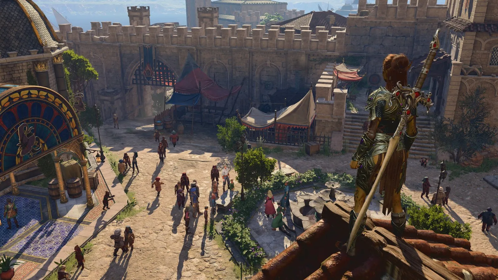 Un personaje con armadura dorada observa desde una azotea el bullicio de una plaza de Puerta de Baldur en Baldur's Gate 3