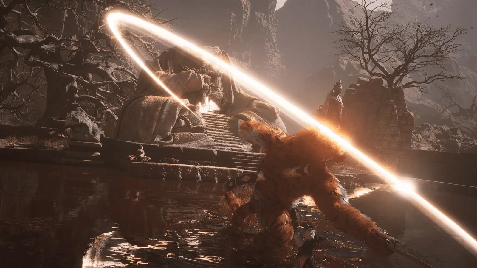 El Destinado gira el bastón dorado dejando una estela de fuego ante un enemigo en Black Myth: Wukong