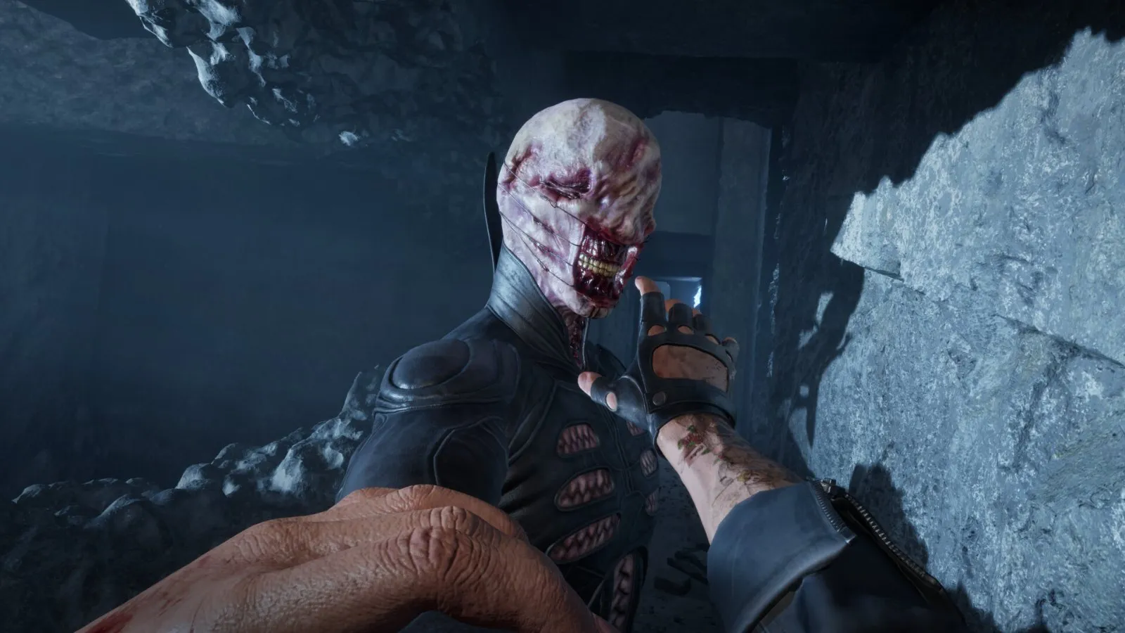 Un Cenobita de rostro desollado sujeta al protagonista en primera persona en Clive Barker's Hellraiser: Revival