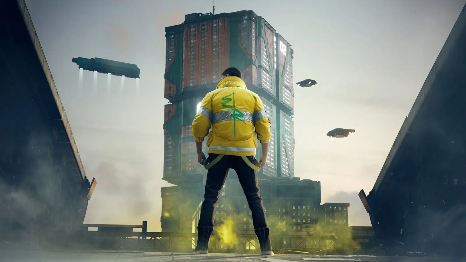 V, con chaqueta amarilla, contempla un rascacielos de Night City de espaldas en Cyberpunk 2077