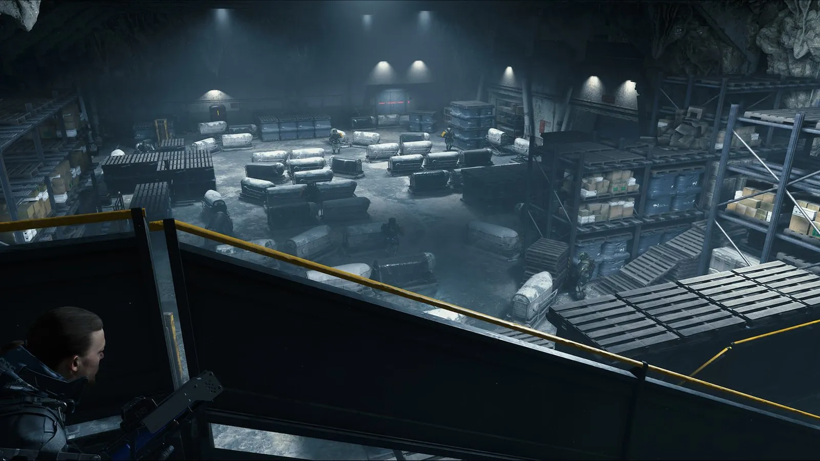 Sam se oculta tras una pasarela en un almacén subterráneo lleno de cajas en Death Stranding Director's Cut