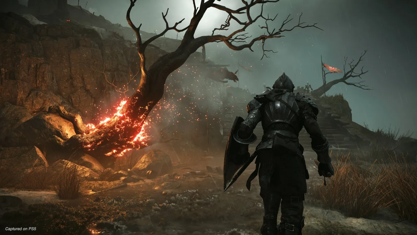Un dragón rojo sobrevuela las murallas de Boletaria en Demon's Souls