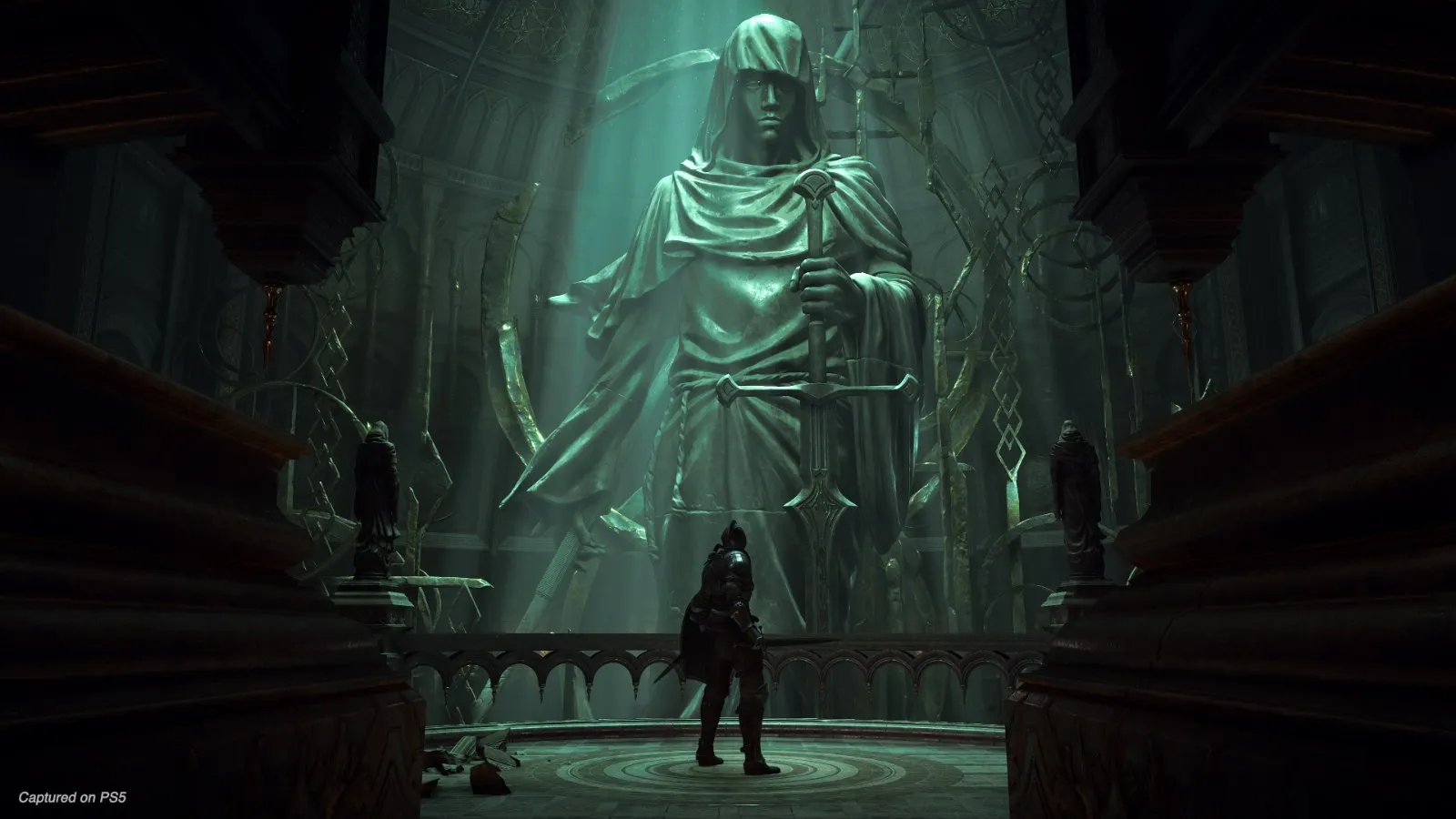 Una estatua colosal en el Nexo, la zona central del juego, en Demon's Souls