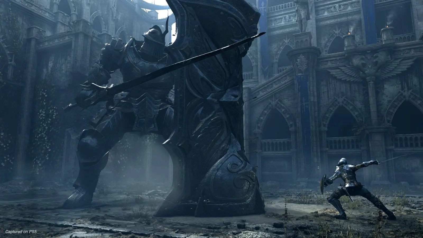 El Caballero de la Torre, un gigante acorazado con escudo, frente al jugador en Demon's Souls