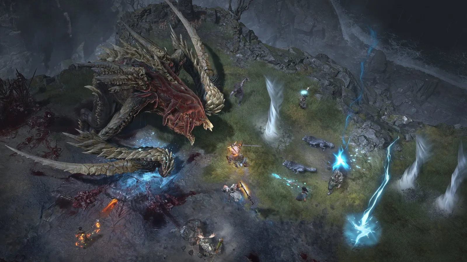 Un dragón de piedra ataca a un grupo de héroes en una arena iluminada por rayos en Diablo IV