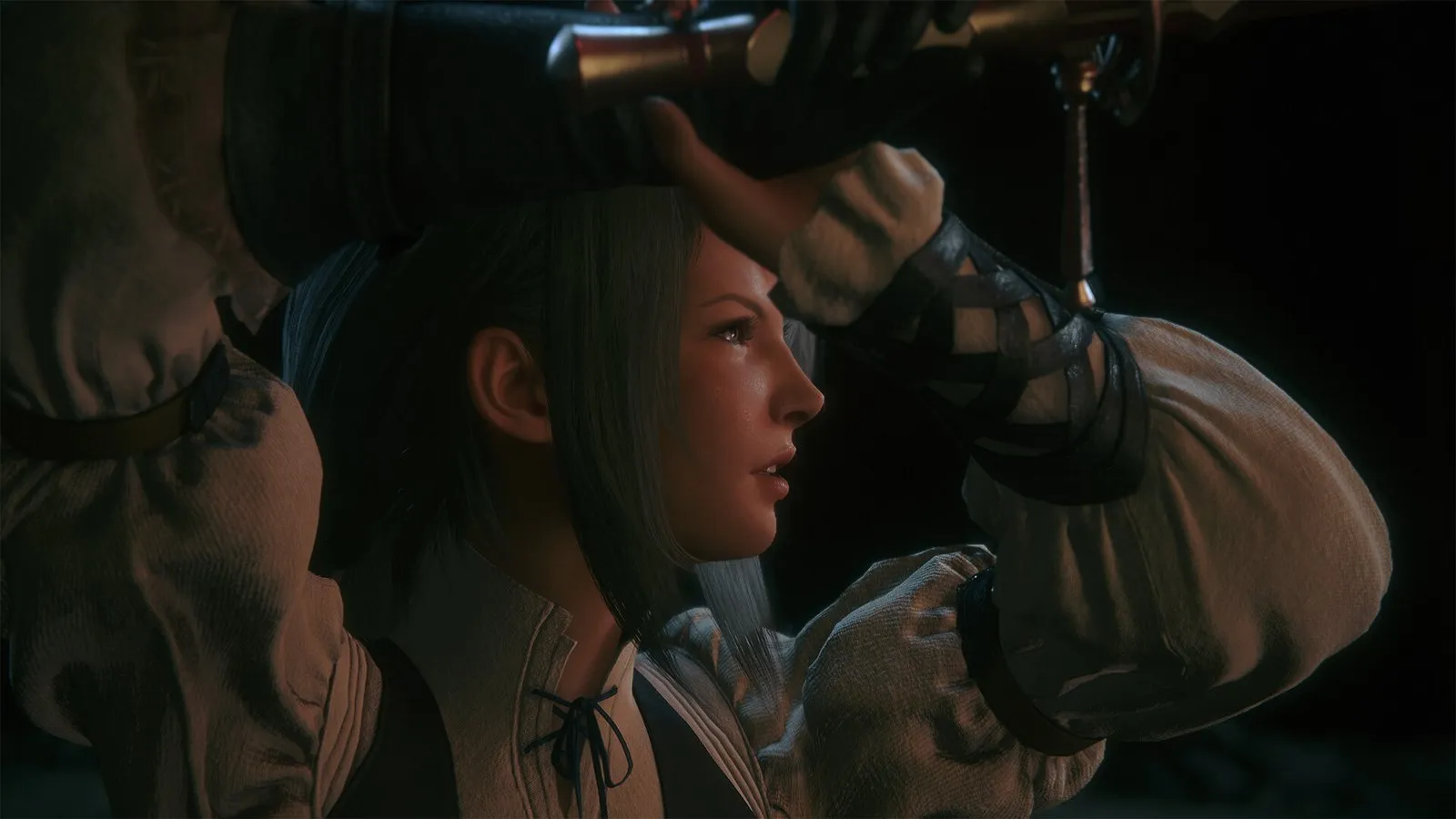 Jill, de perfil, observa en penumbra junto a dos compañeros en FINAL FANTASY XVI