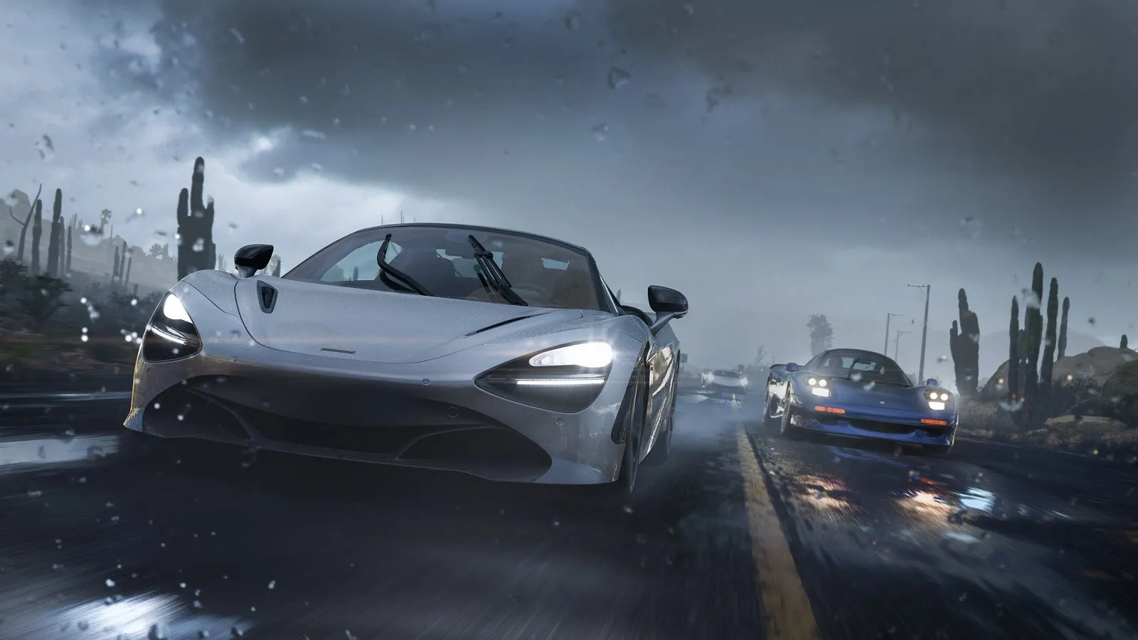 Un McLaren plateado atraviesa una tormenta de arena en una carretera con cactus en Forza Horizon 5