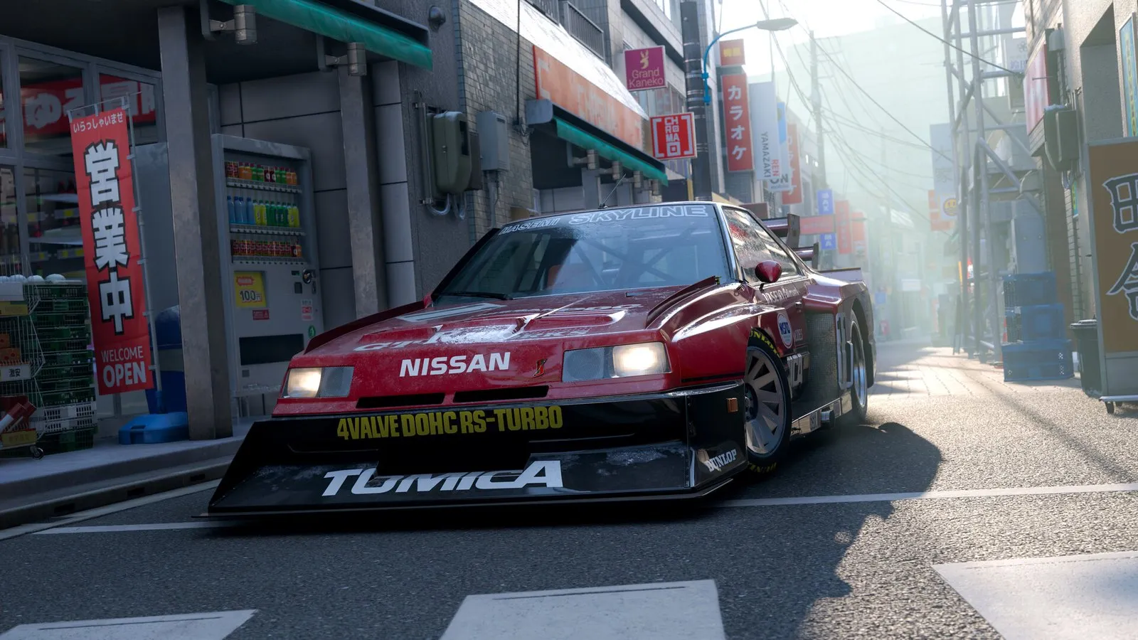 Un Nissan Skyline Super Silhouette rojo cruza un paso de cebra entre tiendas de un barrio de Tokio en Forza Horizon 6