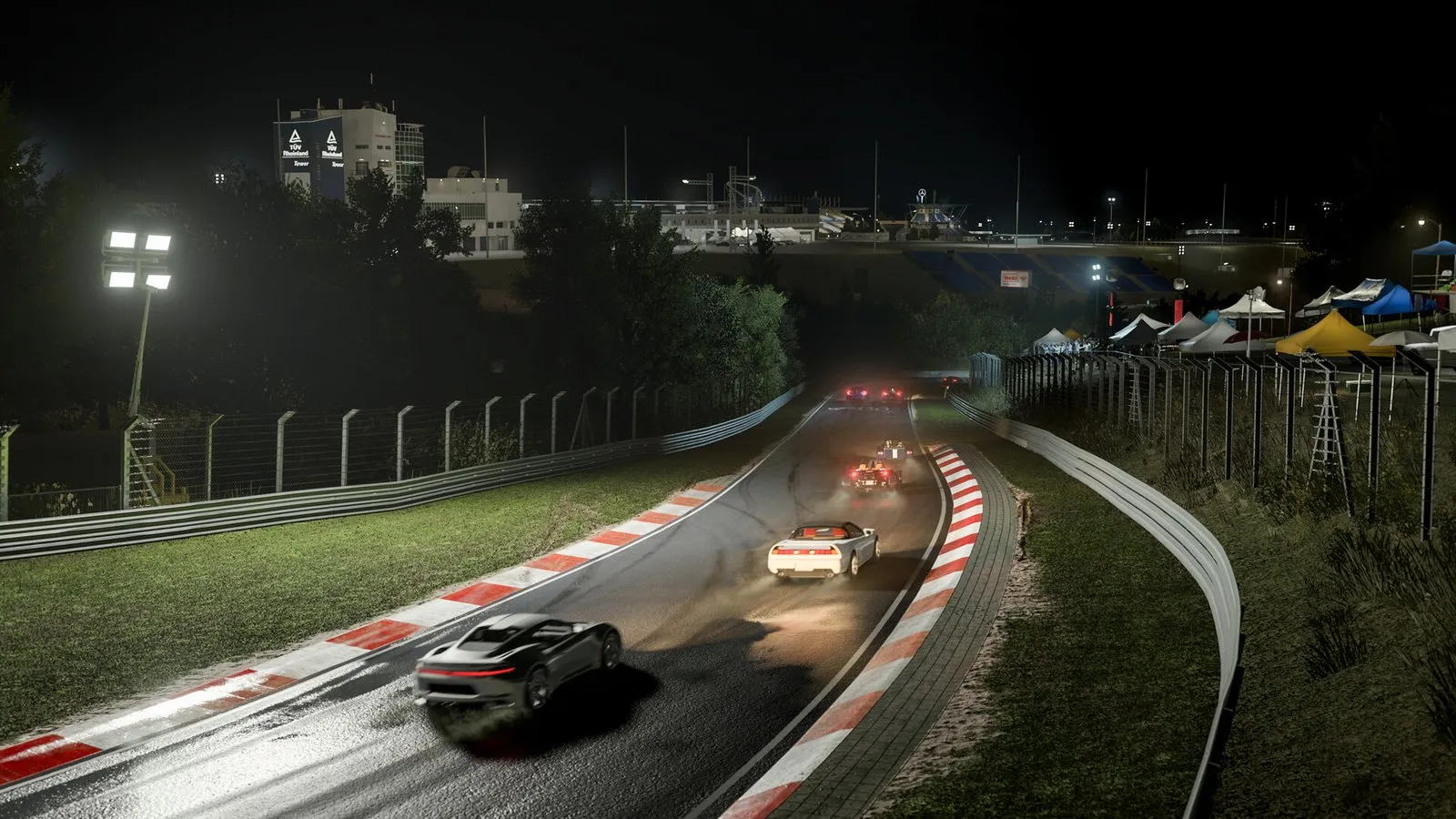 Varios coches afrontan una curva de un circuito iluminado de noche en Forza Motorsport