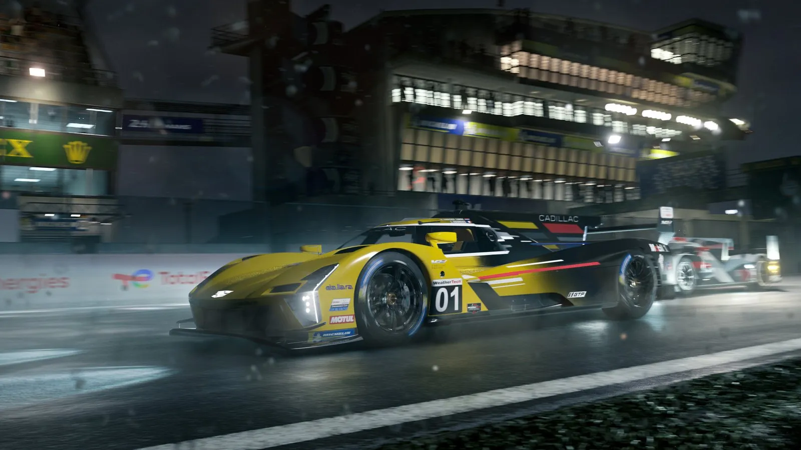 Un prototipo Cadillac amarillo de resistencia corre de noche bajo la lluvia ante las tribunas en Forza Motorsport