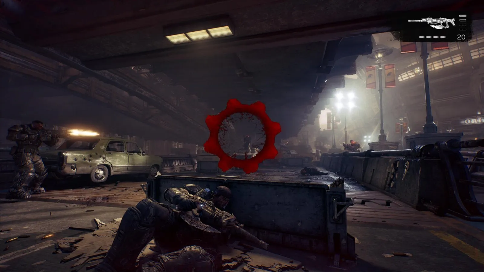 Marcus a cubierta tras un muro de hormigón mientras recarga el Lancer en Gears of War: E-Day