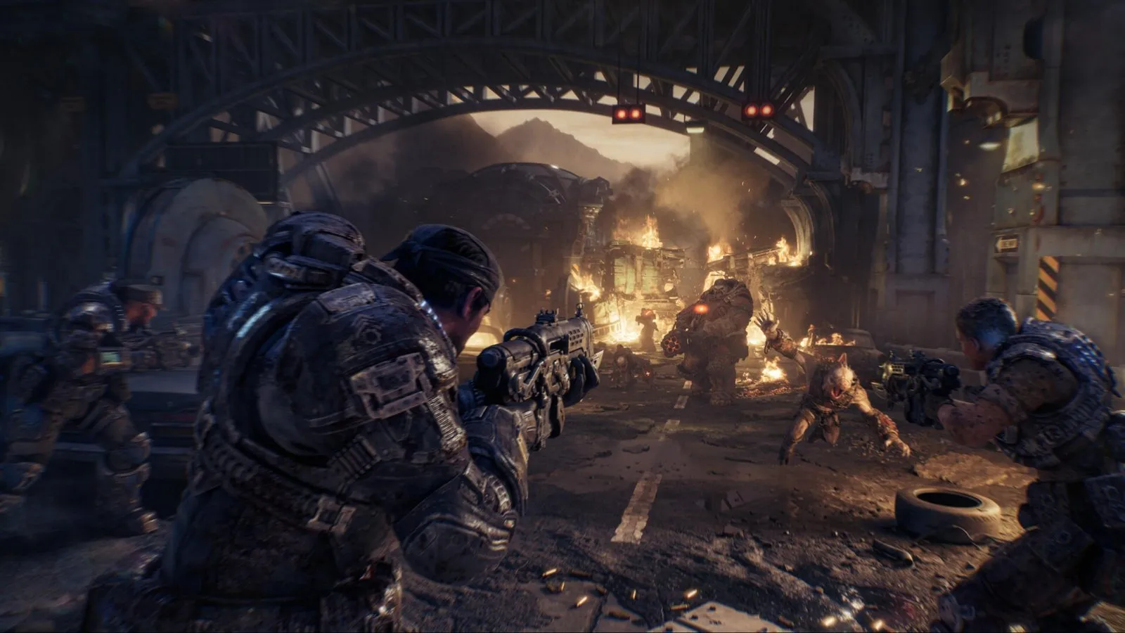 Marcus Fenix y el Escuadrón Bravo abren fuego contra los Locust bajo un puente de Kalona en Gears of War: E-Day
