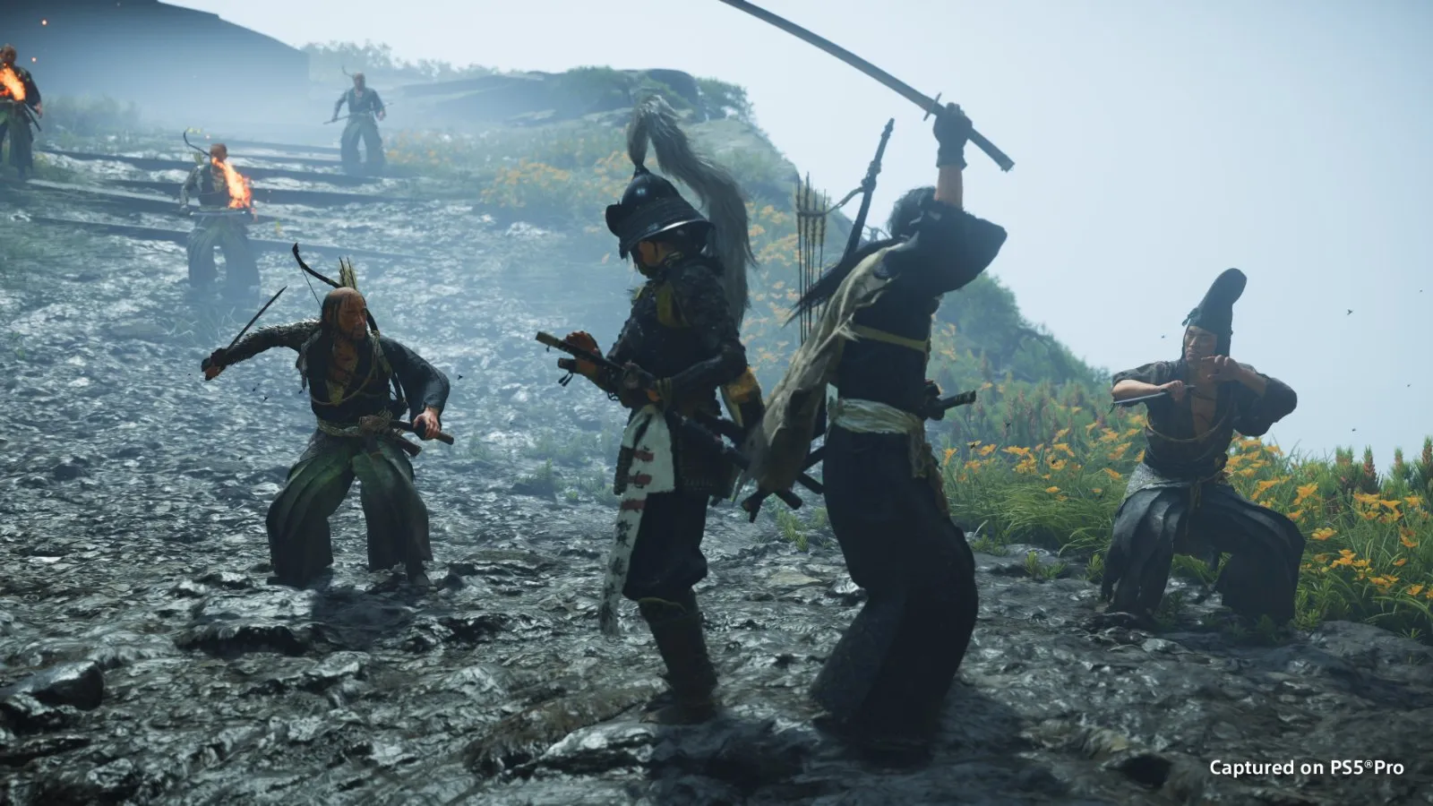 Atsu combate contra un grupo de enemigos en Ghost of Yōtei