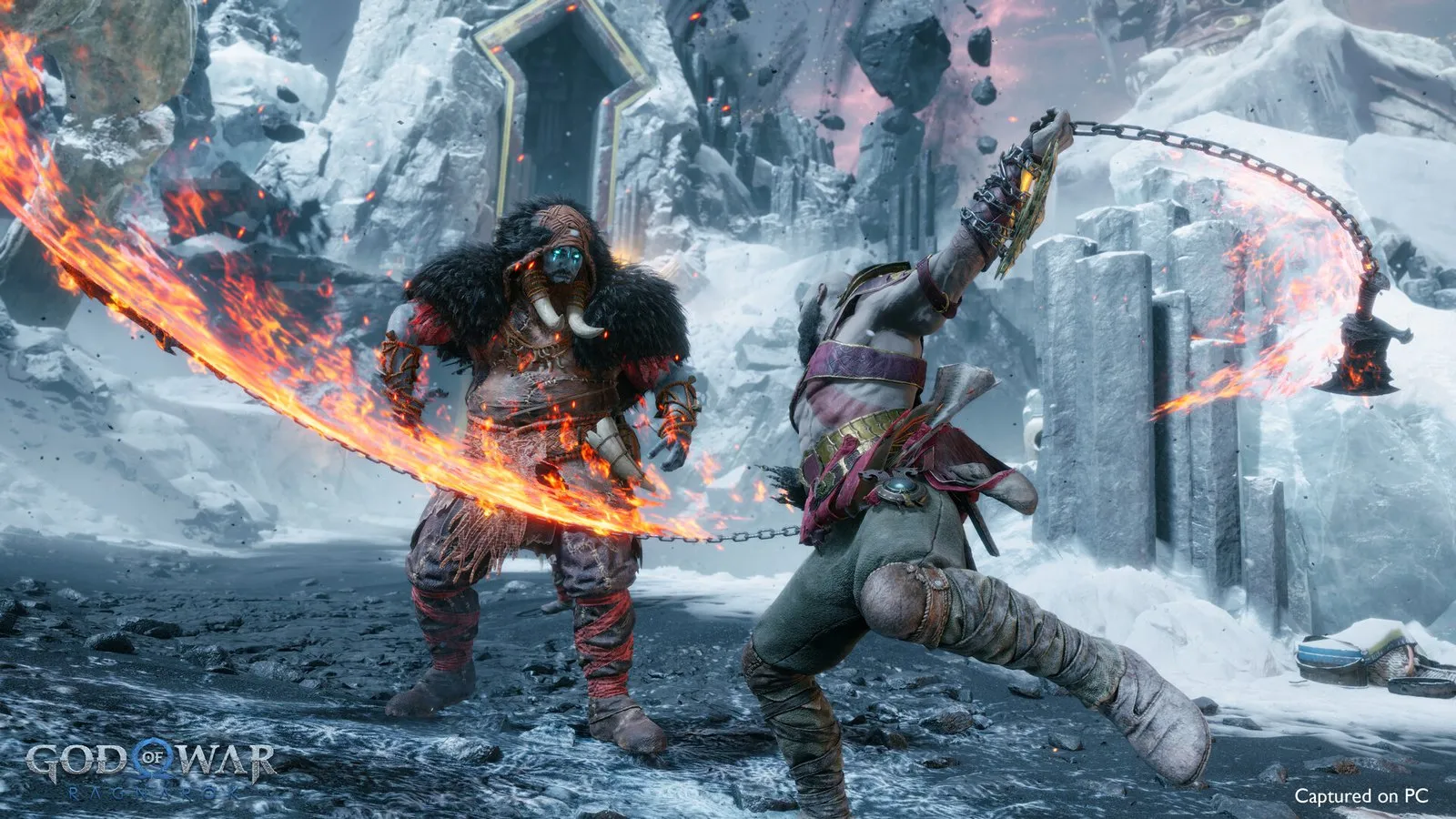 Kratos lanza las Espadas del Caos contra un trol en una fortaleza nevada en God of War Ragnarök