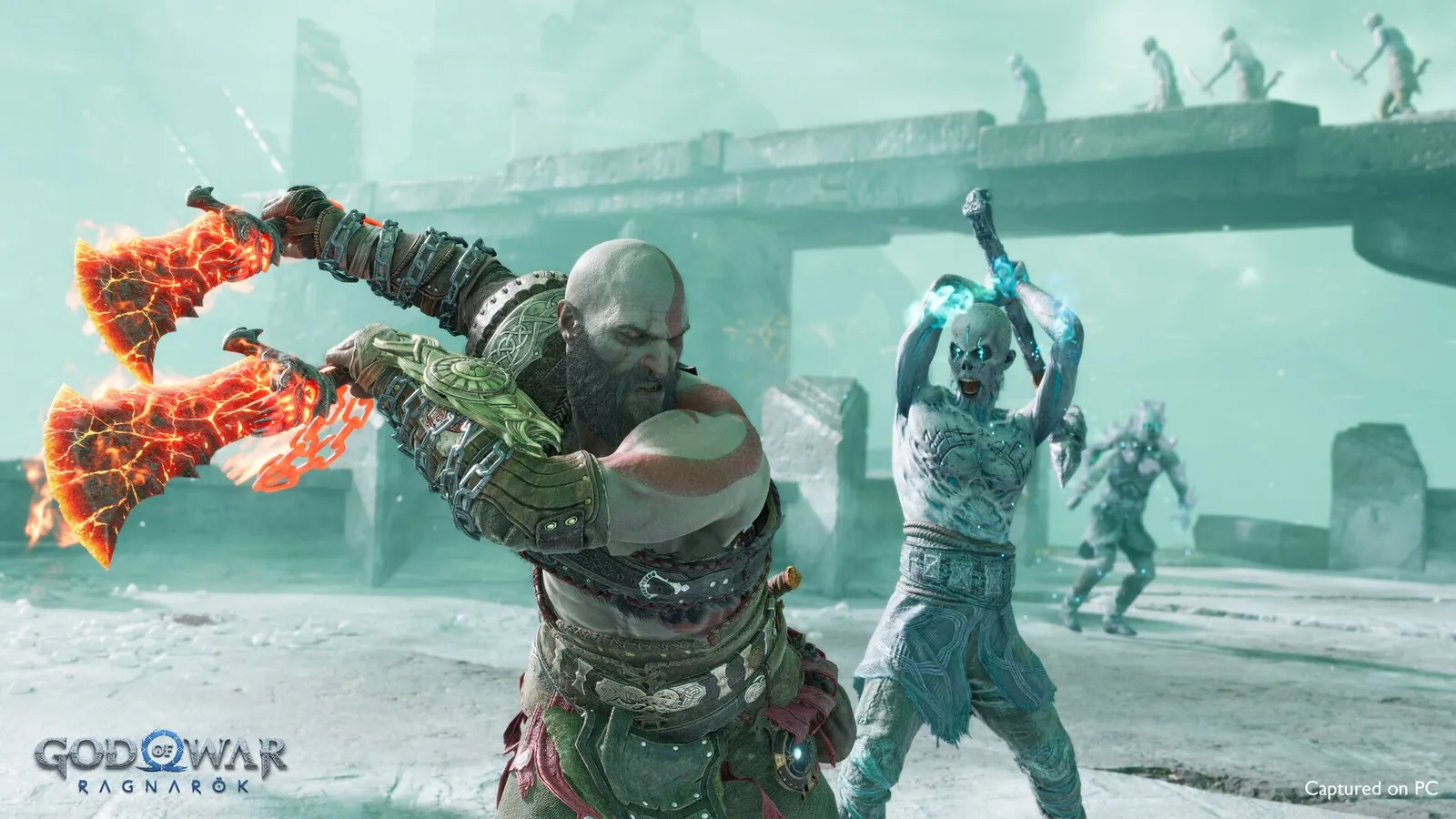 Kratos ataca con las Espadas del Caos envueltas en fuego a un guerrero helado en God of War Ragnarök