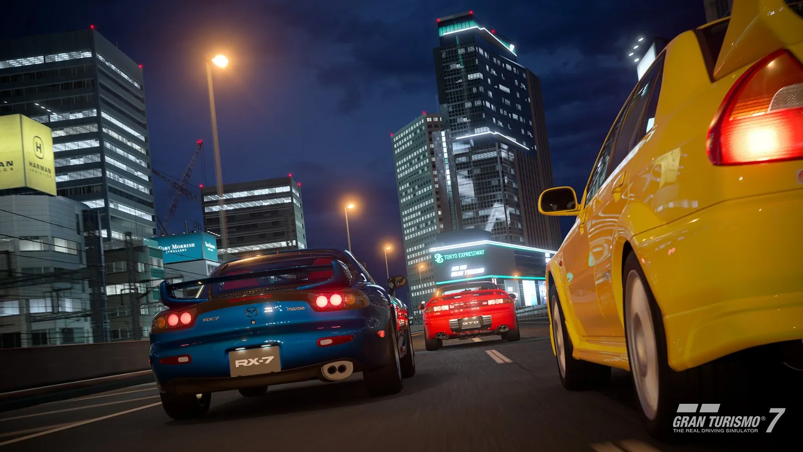 Varios coches japoneses circulan de noche por una ciudad iluminada en Gran Turismo 7