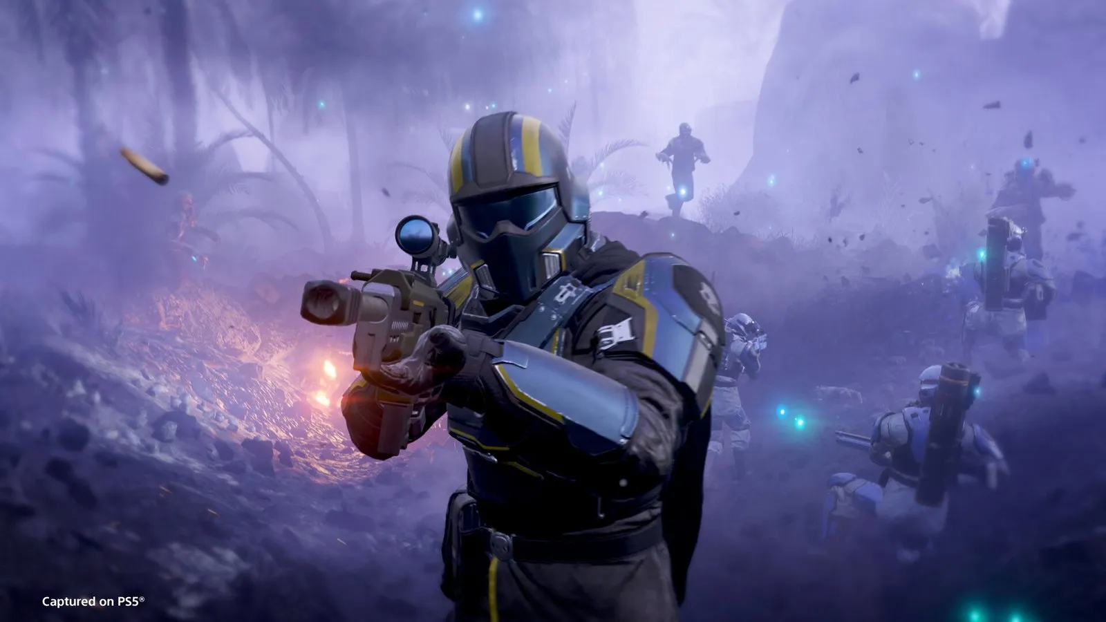 Un Helldiver apunta con un rifle en un bosque de niebla púrpura en HELLDIVERS 2