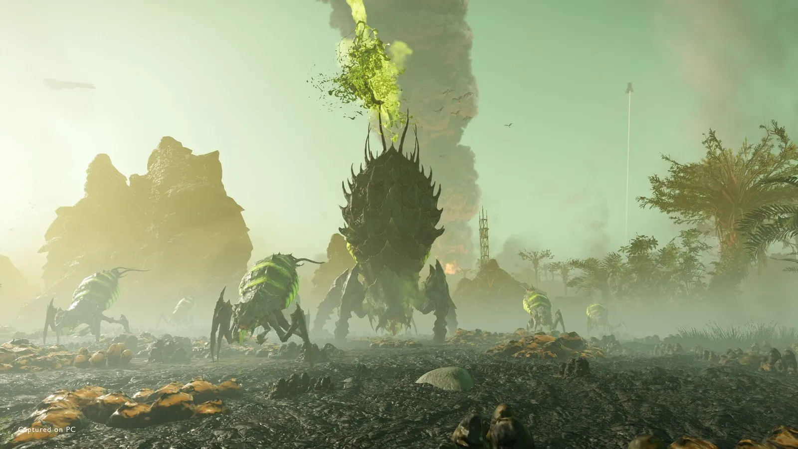 Varios Helldivers se enfrentan a una horda de terminidos en un planeta amarillo en HELLDIVERS 2