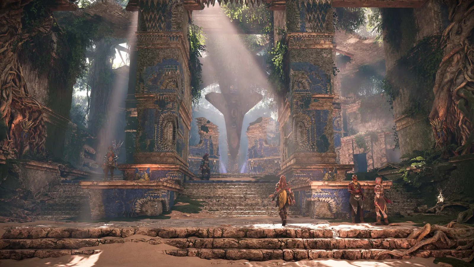 Aloy entra en unas ruinas de piedra cubiertas de vegetación bajo haces de luz en Horizon Forbidden West