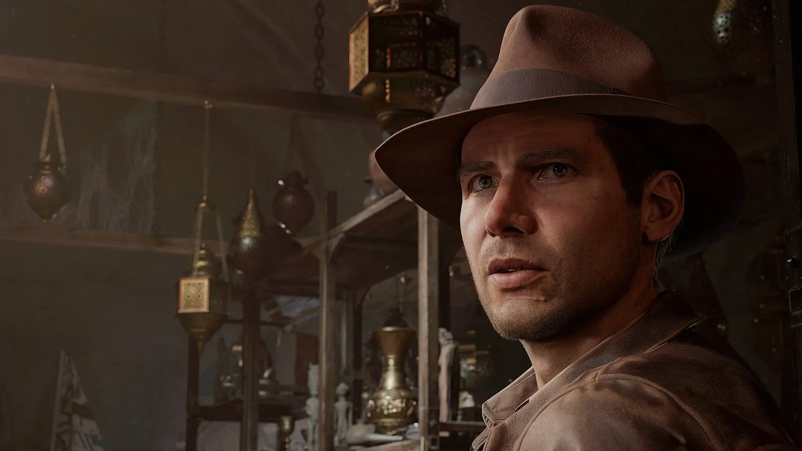 Primer plano de Indiana Jones con su sombrero en una tienda llena de lámparas y antigüedades en Indiana Jones y el Gran Círculo