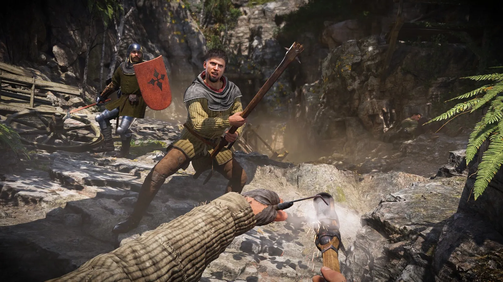 Un soldado con escudo rojo ataca a Henry en un arroyo mientras otro cae al agua en Kingdom Come: Deliverance II