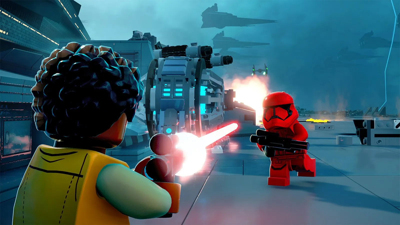 Finn de LEGO dispara a un soldado de asalto rojo en un pasillo de una nave en LEGO Star Wars: La Saga Skywalker