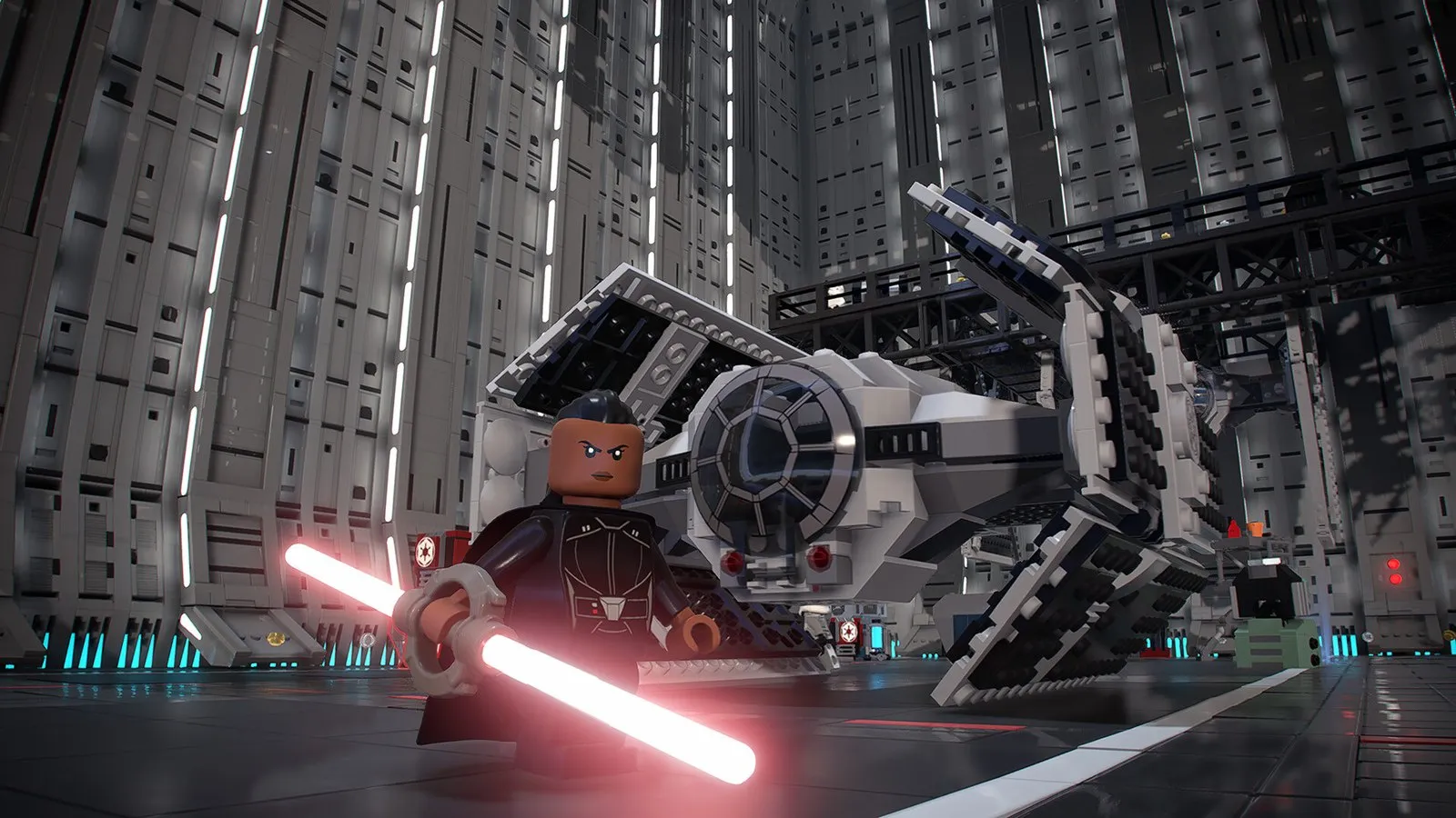 Un Inquisidor de LEGO con sable doble rojo junto a un TIE en un hangar imperial en LEGO Star Wars: La Saga Skywalker