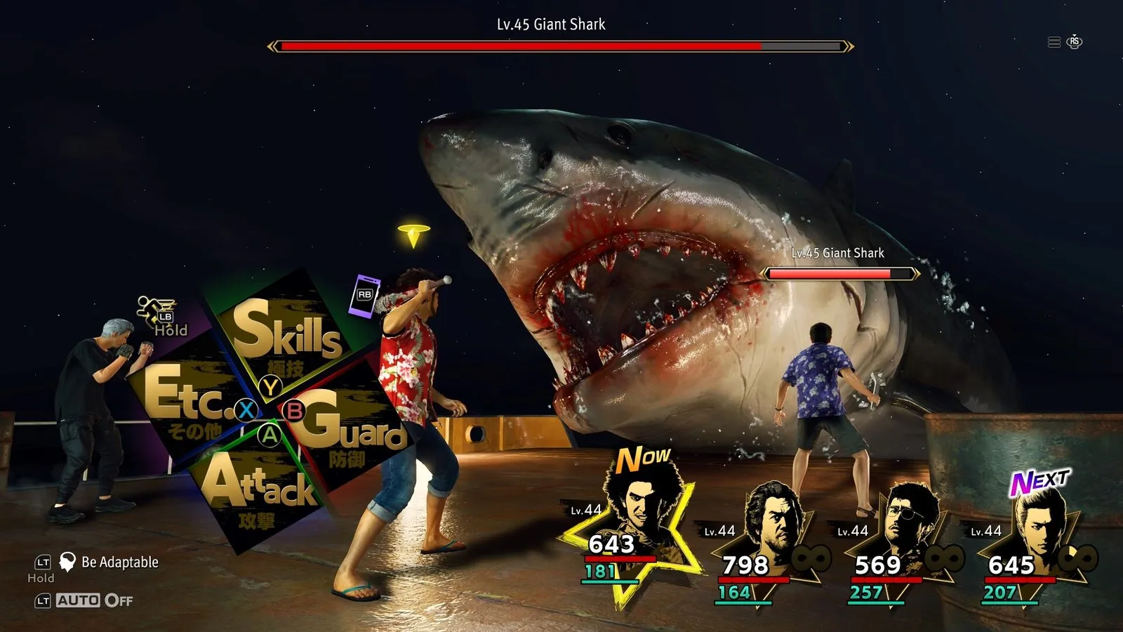 Ichiban se enfrenta a un tiburón gigante en un combate por turnos en Like a Dragon: Infinite Wealth