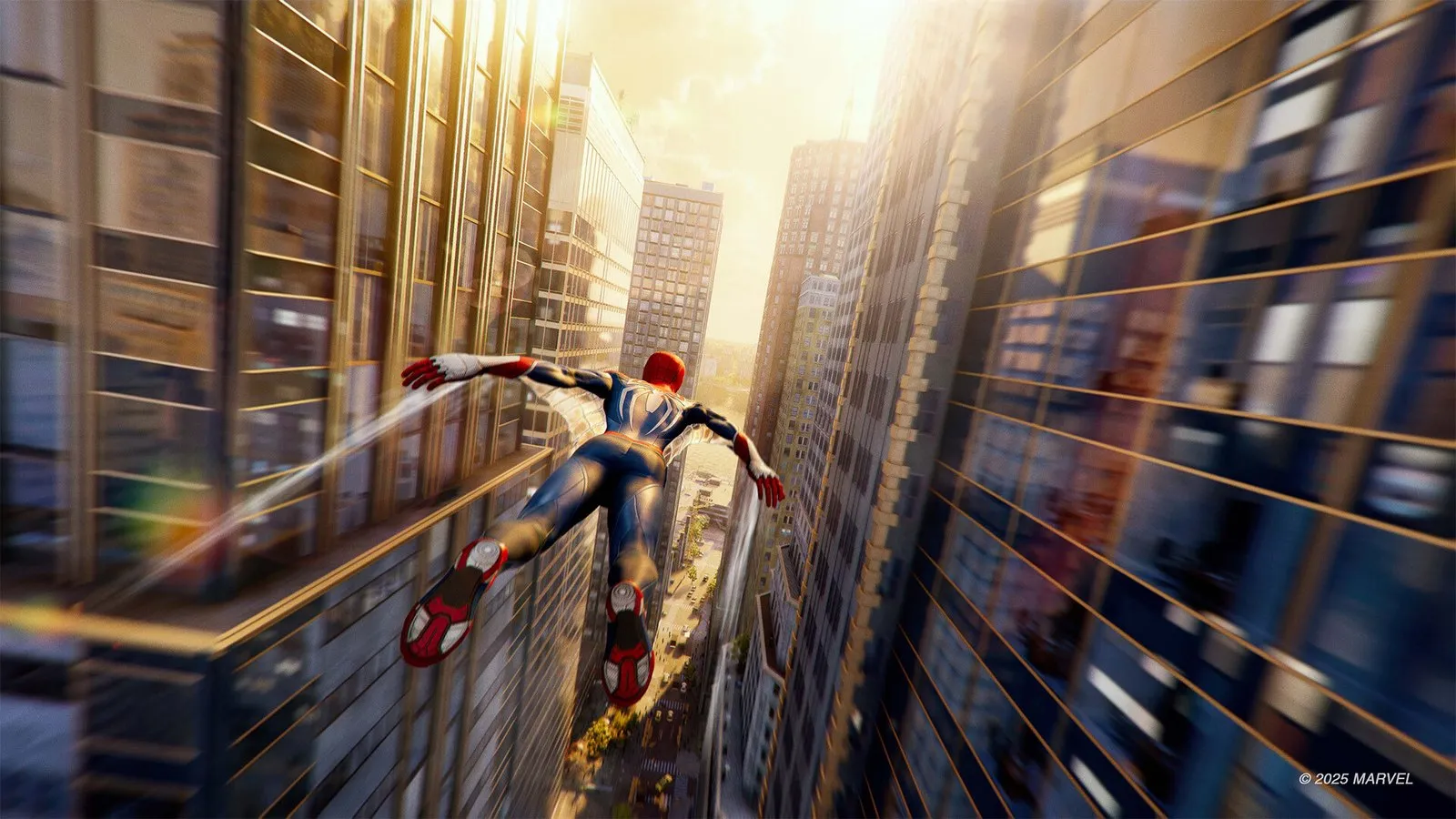 Spider-Man se lanza en caída libre entre rascacielos de Nueva York al atardecer en Marvel's Spider-Man 2