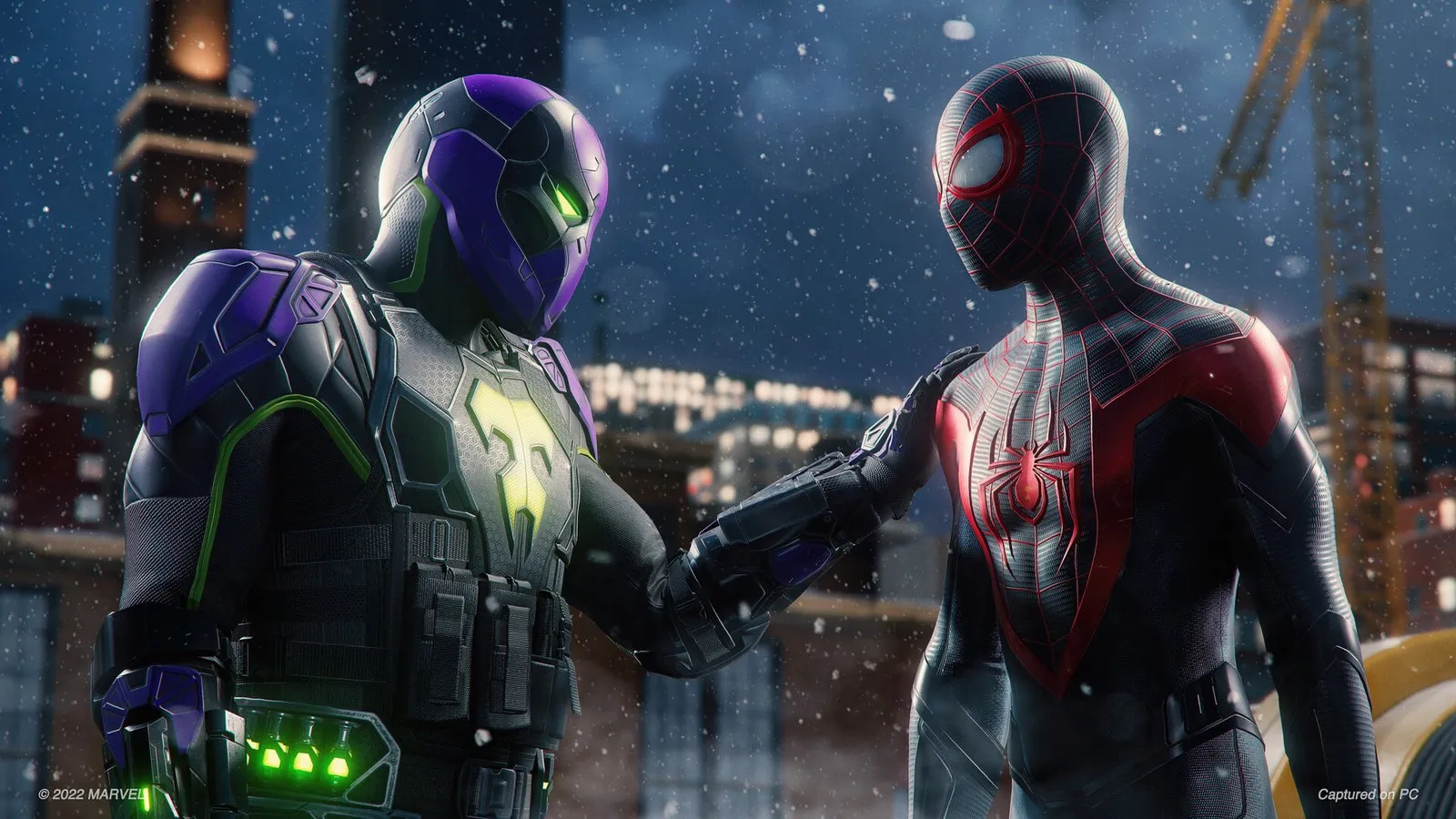 Miles, con el traje de Spider-Man, se enfrenta al Merodeador con casco morado en Marvel's Spider-Man: Miles Morales