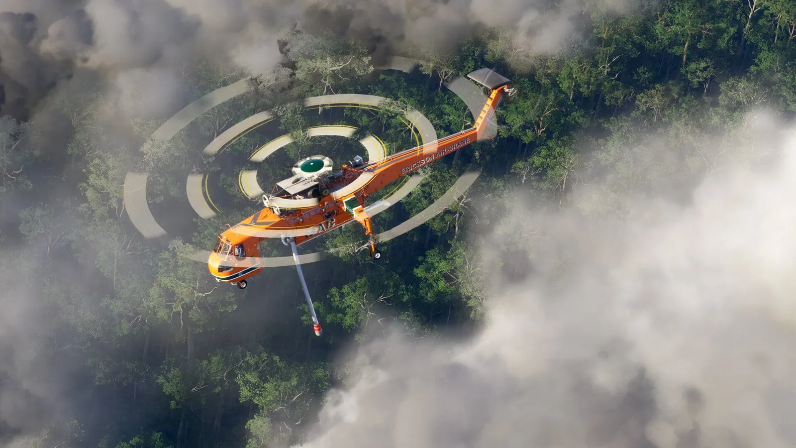 Un helicóptero naranja de extinción de incendios vuela entre nubes sobre un bosque en Microsoft Flight Simulator 2024