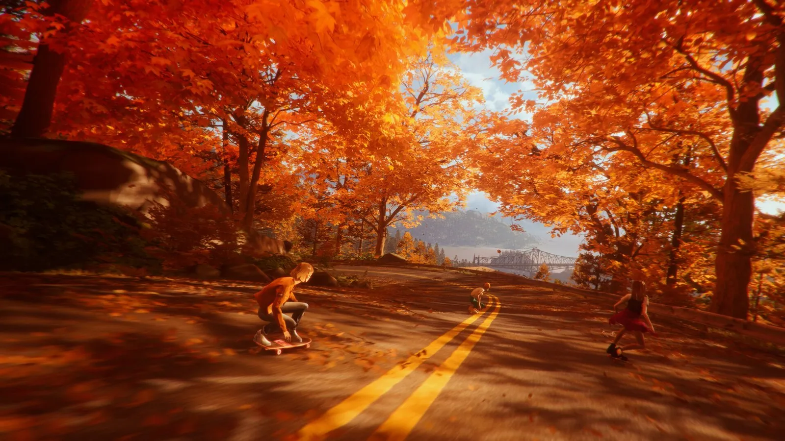 Tres amigos patinan por una carretera bordeada de árboles en otoño en Mixtape
