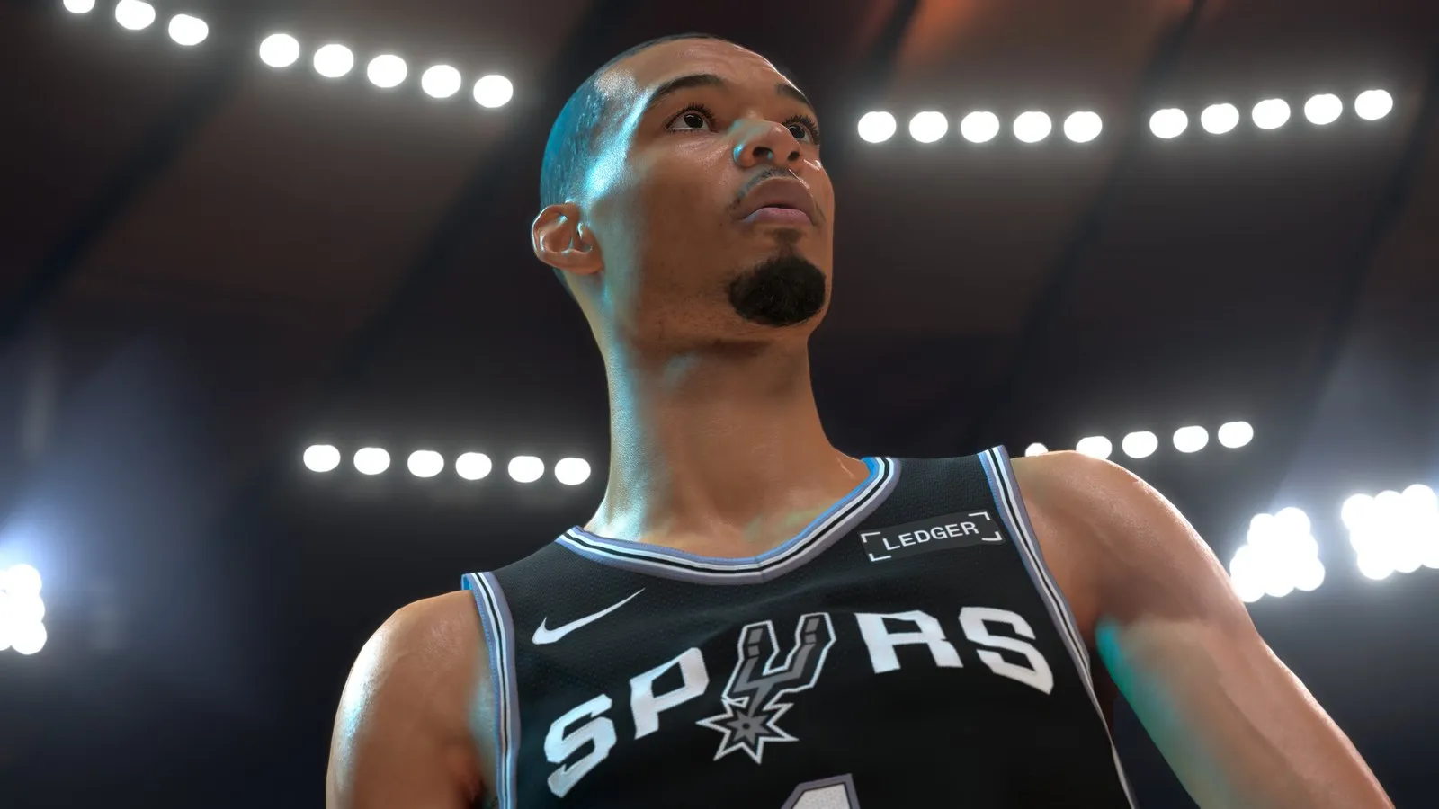 Victor Wembanyama mira al marcador bajo los focos del pabellón con la camiseta de los Spurs en NBA 2K27