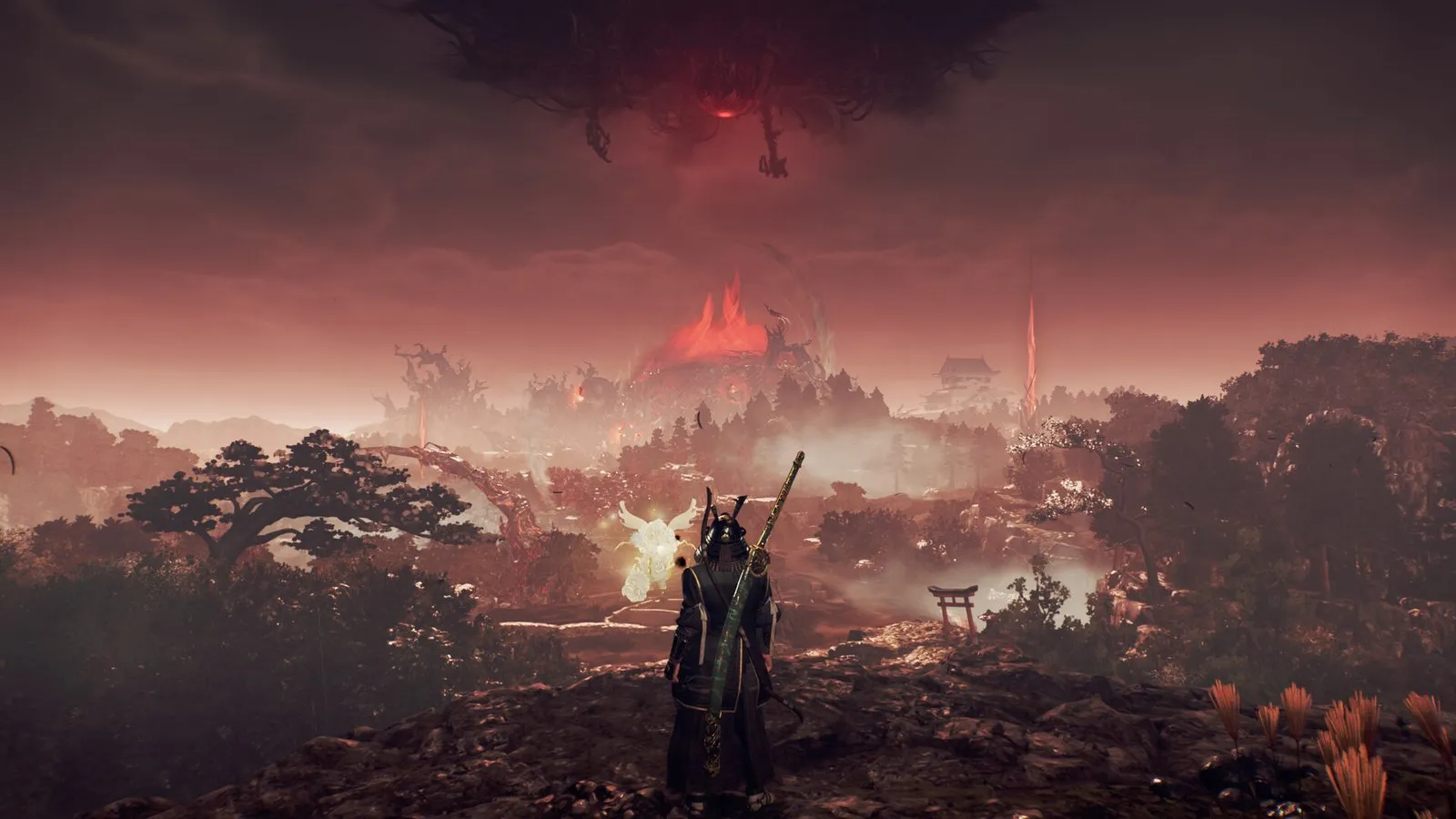 Un torii bajo un cielo rojizo con el protagonista en primer plano en Nioh 3