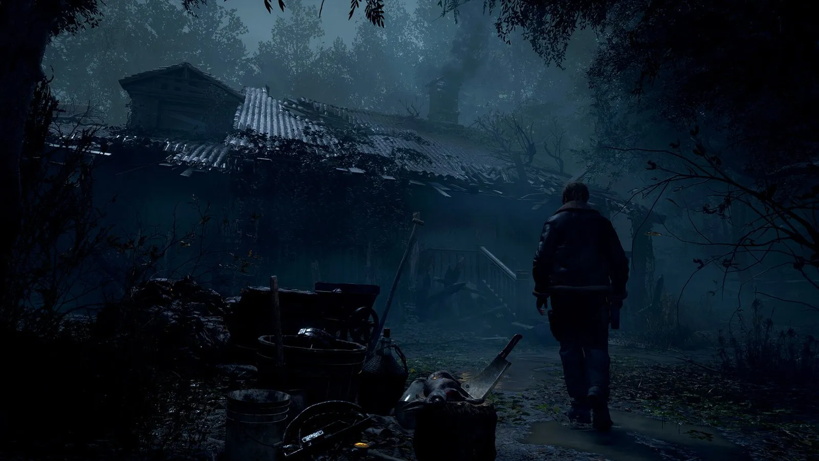 Leon se acerca de noche a una casa de madera en ruinas rodeada de niebla en Resident Evil 4