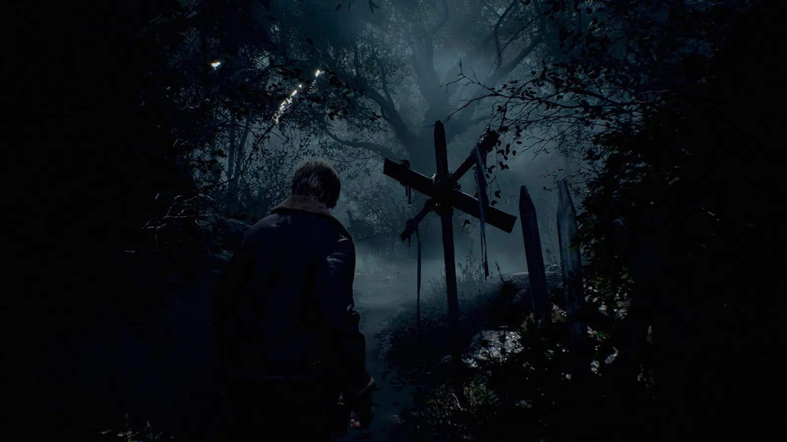 Leon S. Kennedy avanza por un bosque oscuro con un altar de madera al fondo en Resident Evil 4