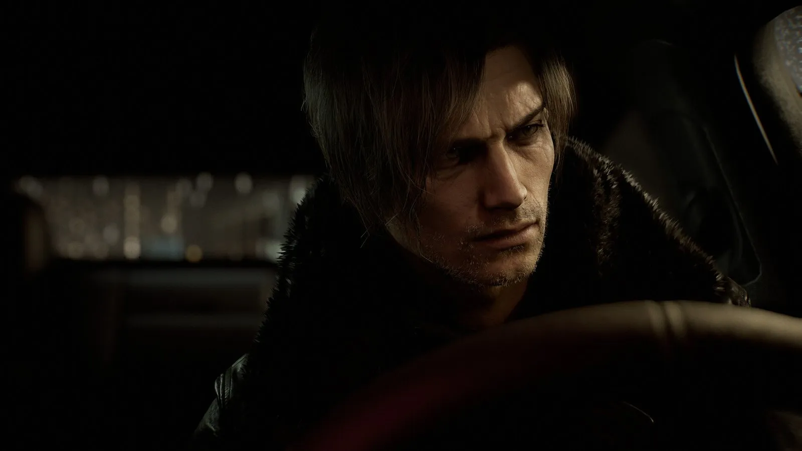 Leon S. Kennedy conduce de noche bajo la lluvia con gesto serio en Resident Evil Requiem