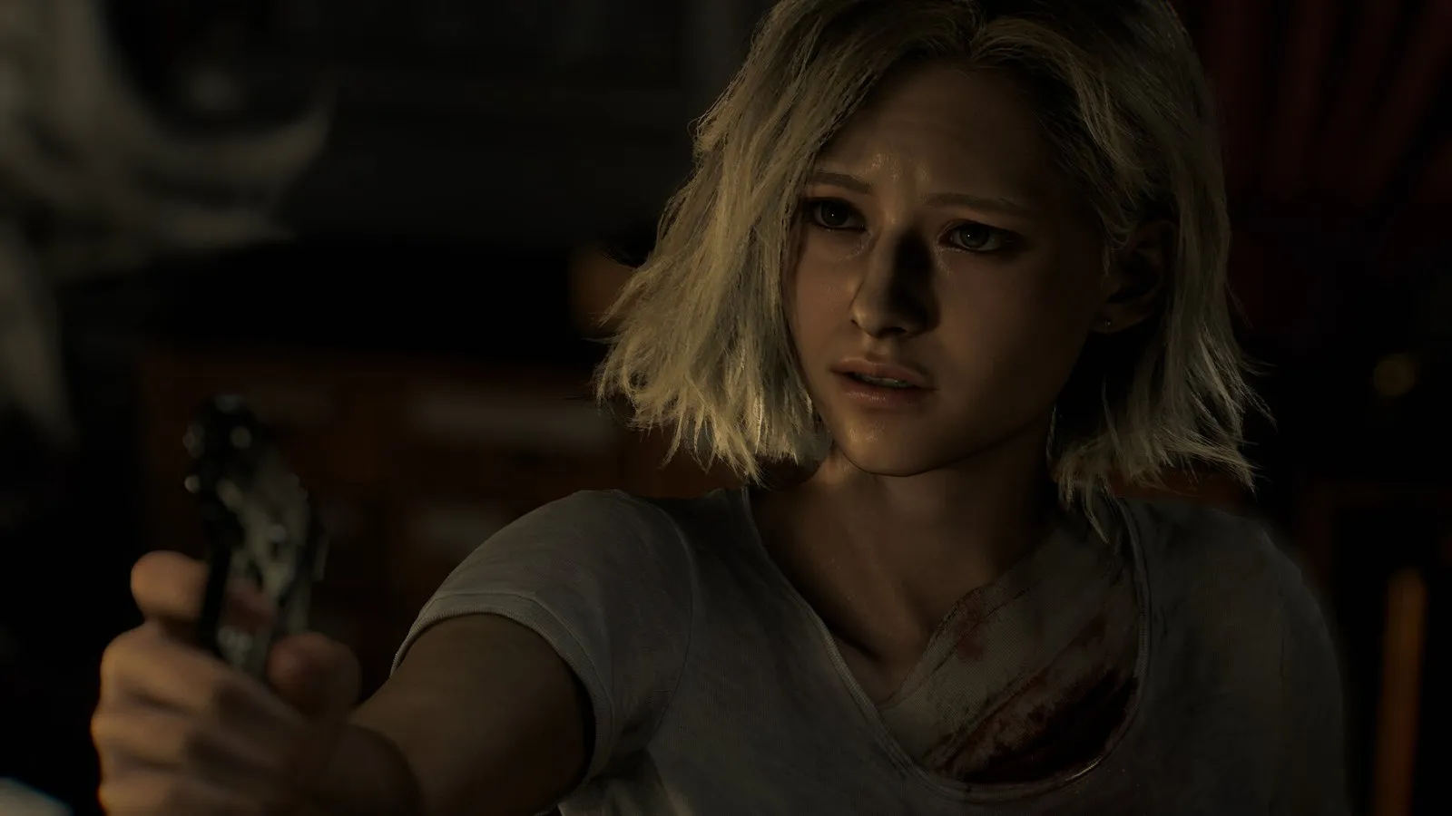 Grace Ashcroft, con el rostro ensangrentado, apunta con una pistola en un pasillo en penumbra en Resident Evil Requiem