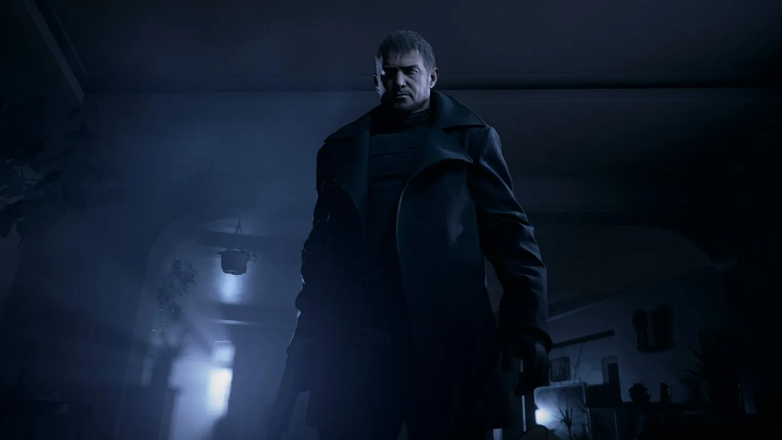 Chris Redfield, con abrigo oscuro, observa en una casa en penumbra en Resident Evil Village