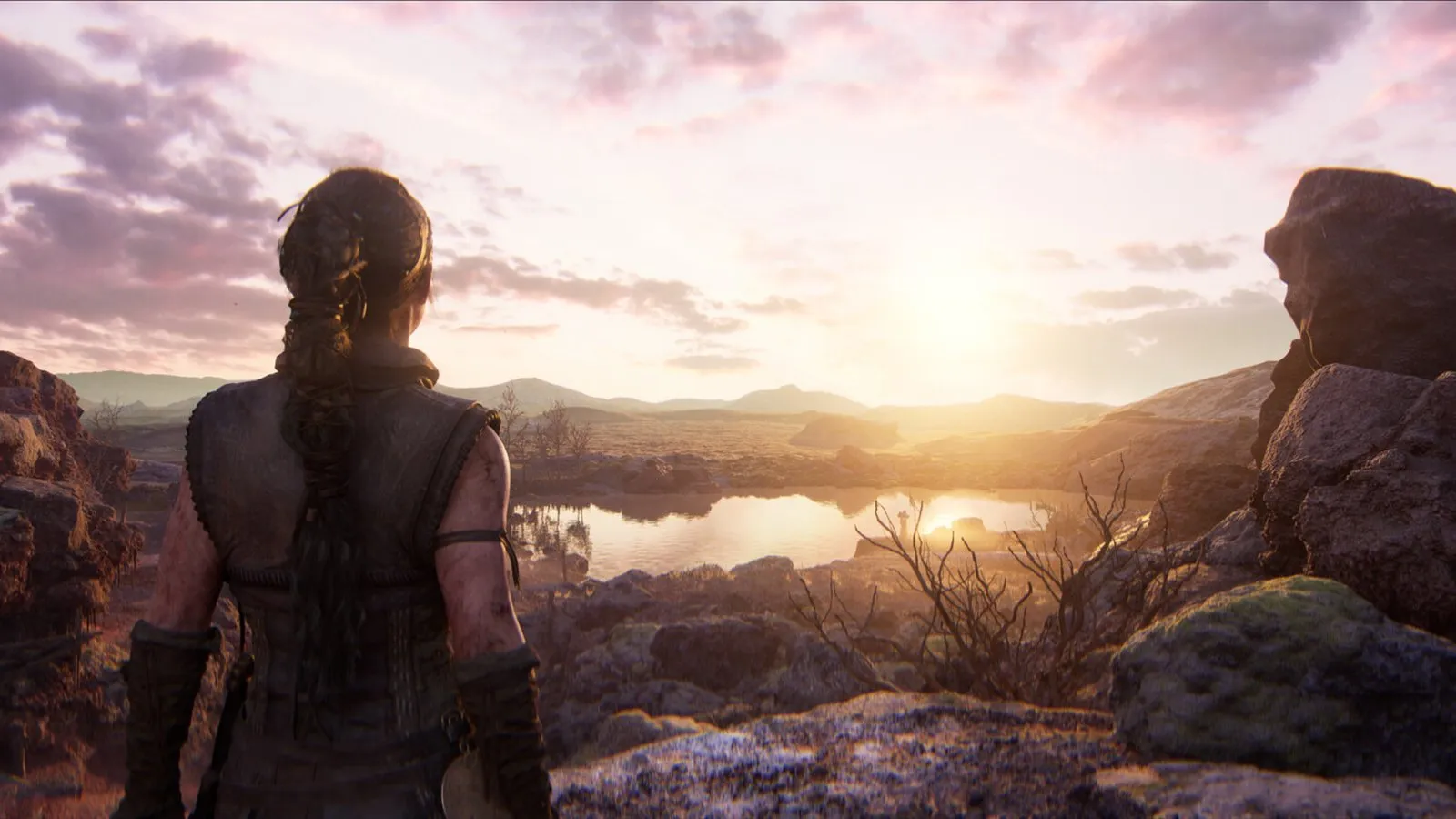 Senua contempla el atardecer sobre un valle islandés en Senua's Saga: Hellblade II