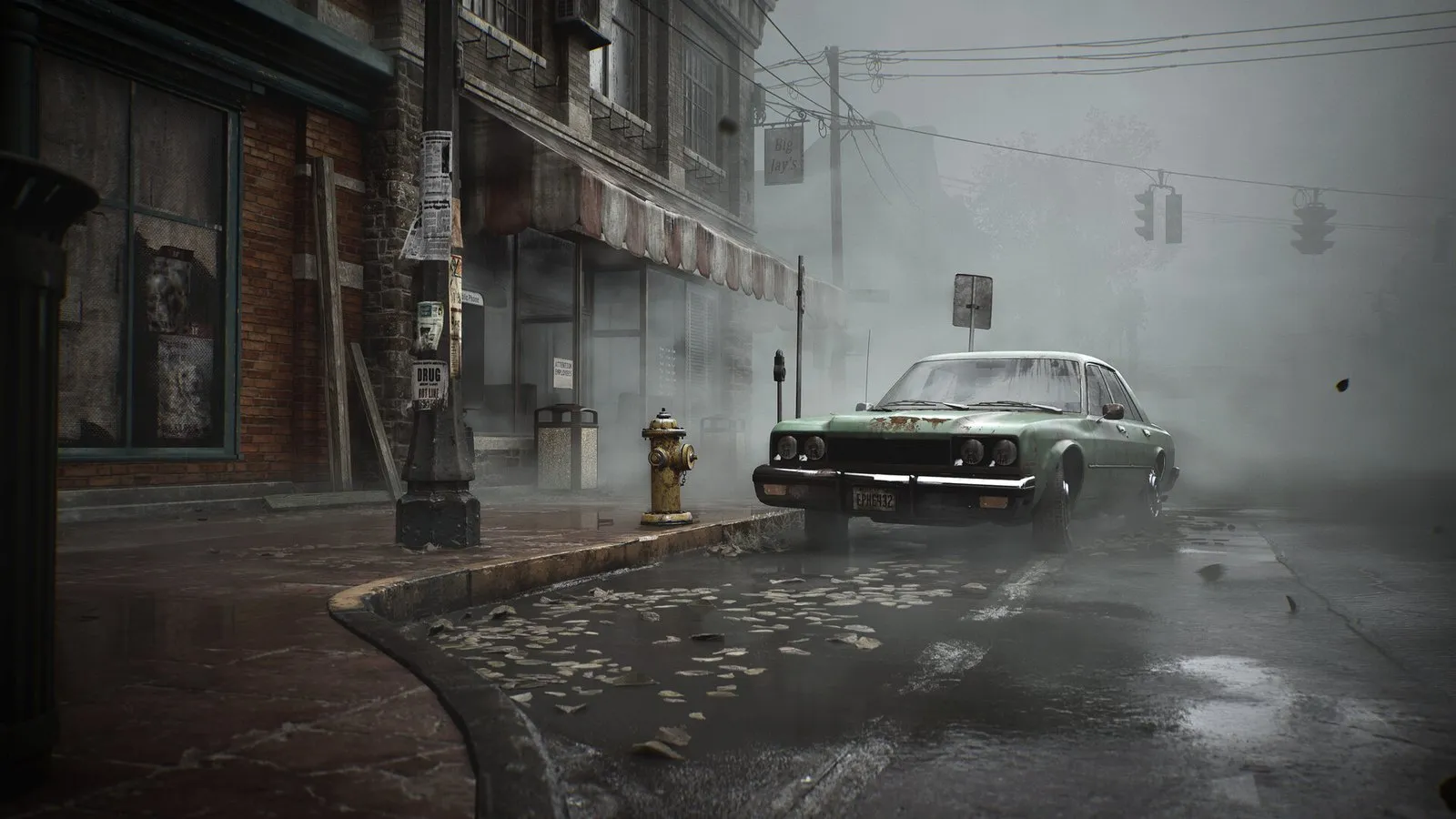 Una calle de Silent Hill cubierta de niebla con un coche verde y una boca de incendios en SILENT HILL 2