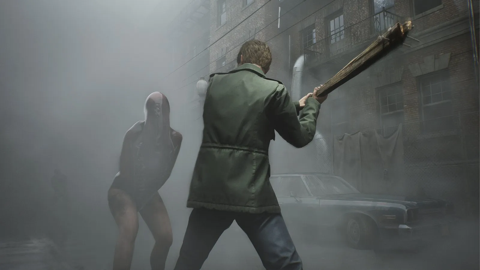 James Sunderland levanta una tabla con clavos ante una enfermera en una calle con niebla en SILENT HILL 2