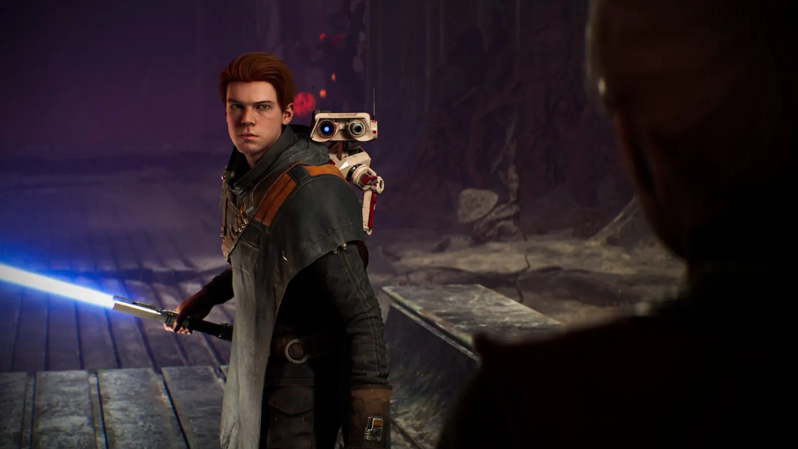 Cal Kestis con BD-1 en el hombro enciende su sable de luz azul en Star Wars Jedi: Fallen Order