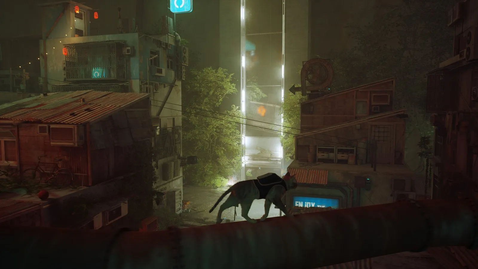 El gato camina sobre una tubería entre edificios en ruinas cubiertos de vegetación en Stray