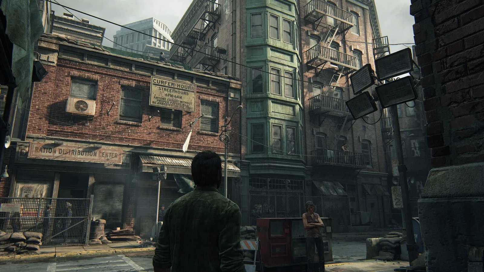 Joel y Ellie avanzan por una calle en ruinas de una zona de cuarentena en The Last of Us Parte I