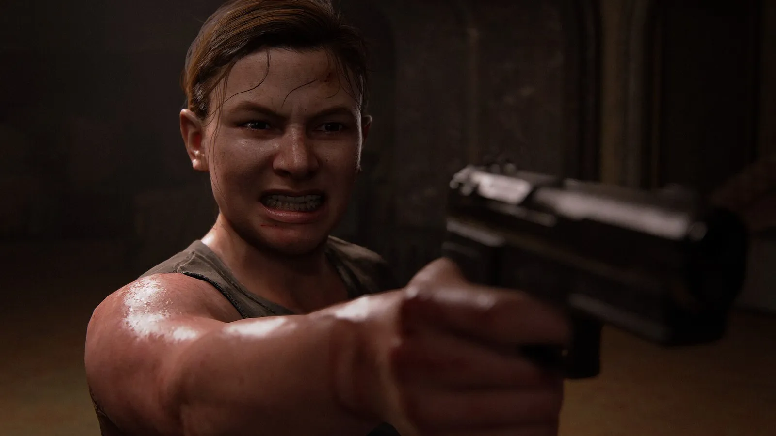 Abby, sudorosa y con gesto furioso, apunta con una pistola en The Last of Us Parte II Remastered