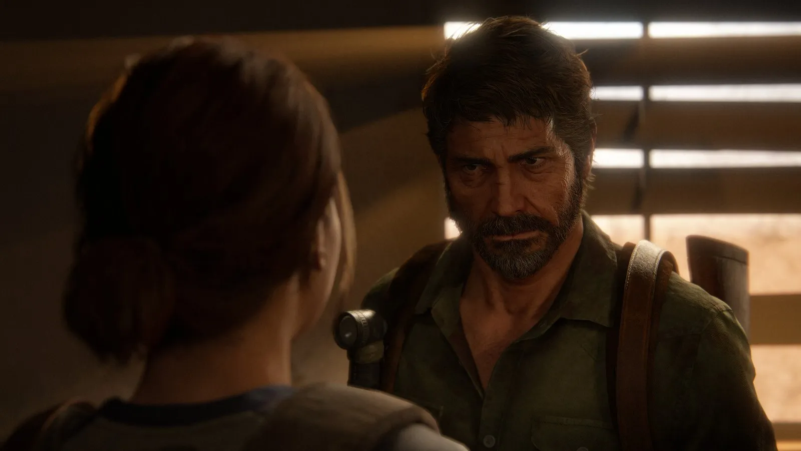 Joel y Ellie conversan en una habitación iluminada por una persiana en The Last of Us Parte II Remastered